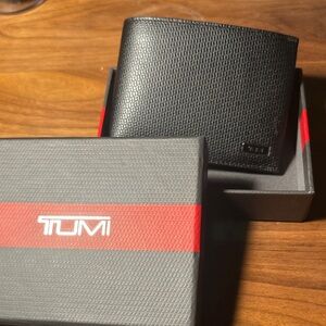 Tumi Textured Black Bi-Fold Mens Wallet